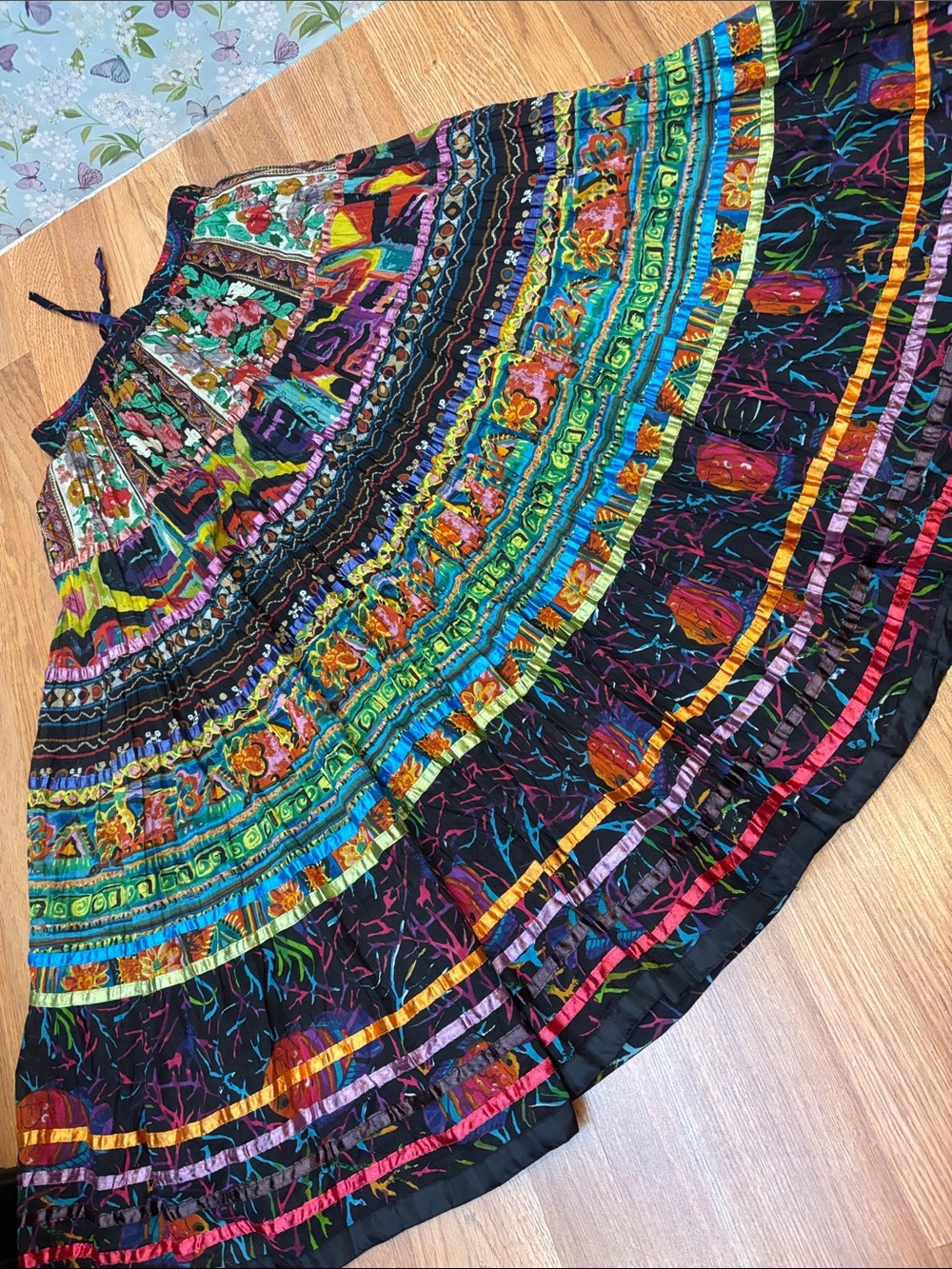 Vintage Travel Smith vibrant multicolor floral tiered maxi skirt. Size M.